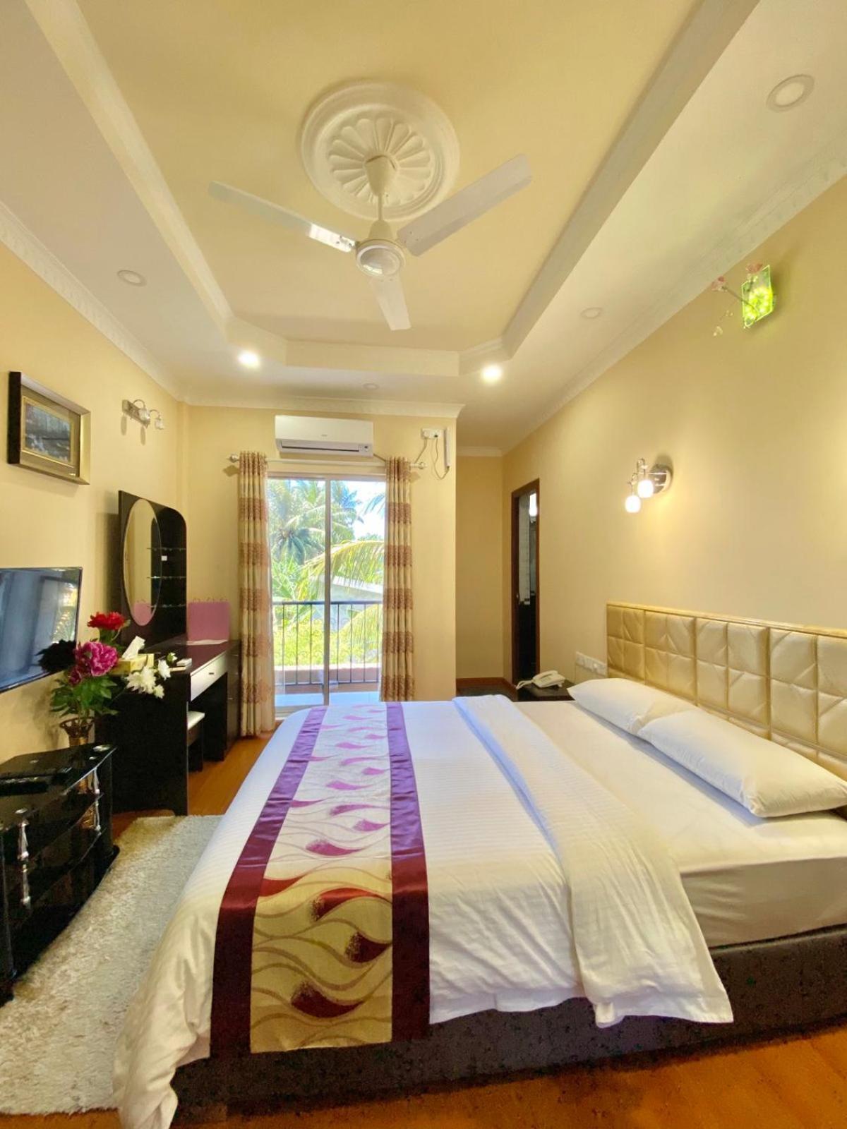 Abuharee Grand Hotel Addu City Exterior photo